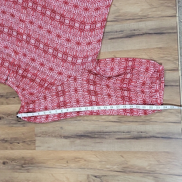 ROZ & ALI WOMAN Semi-Sheer Red & White Geometric 3/4 Sleeve Blouse - Picture 10 of 13